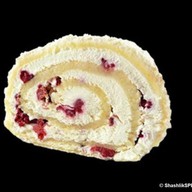 Пирожное малиновый рулет с меренгой Фото