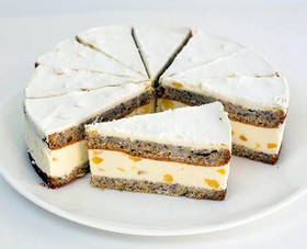 Торт бисквитный с кремчизом грушевый - Фото
