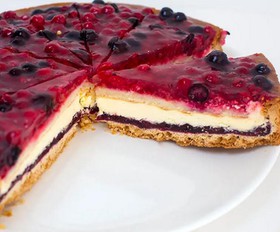 Торт песочно-бисквитный ягодный - Фото