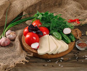 Овощная корзина с сыром сулугуни - Фото