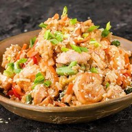 Wok рис с морепродуктами и яйцом Фото