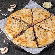 Осетинский пирог с колбасками и грибами Фото