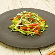 Салат с овощами и копченой курицей(ланч) Фото