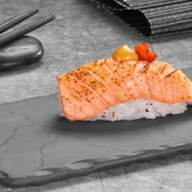 Опаленные суши с лососем Фото