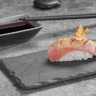 Опаленные суши с тунцом Фото