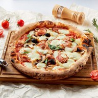 Пицца с тамбовским окороком и грибами Фото