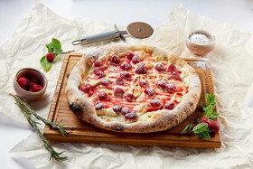 Малина с маскарпоне пицца - Фото