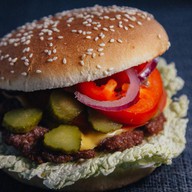 Гамбургер макси с беконом Фото
