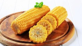 Вареная кукуруза в початках - Фото
