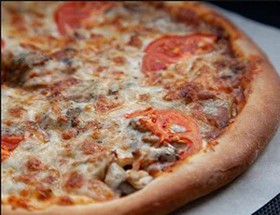 Пицца с фаршем и томатами - Фото
