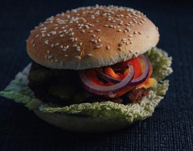 Чикенбургер макси барбекю с беконом - Фото