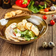 Цезарь салат с куриным бедром Фото