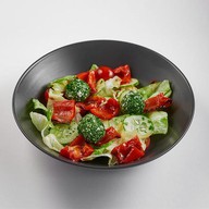 Салат овощной с творожным сыром Фото