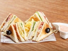 Клаб-сэндвич с курицей и беконом с фри - Фото