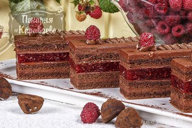 Пирожное Шоколадный трюфель с малиной - Фото