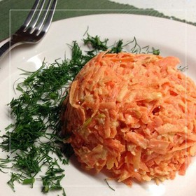 Салат из моркови с яблоком - Фото