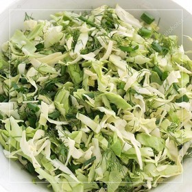 Салат из свежей капусты с зеленью - Фото
