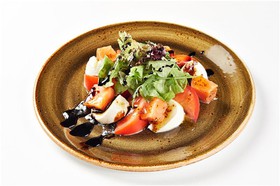Салат с лососем и моцареллой под соусом - Фото