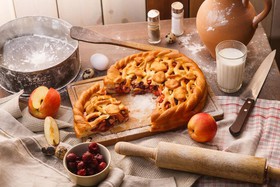 Пирог яблочно-вишневый - Фото