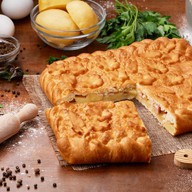 Пирог с жареным картофелем и беконом Фото