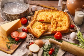 Пирог с сыром моцарелла и помидорами - Фото
