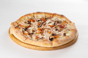 Пицца с копченой курицей и грибами - Фото