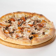 Пицца с копченой курицей и грибами Фото