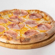 Пицца ветчина с сыром Фото