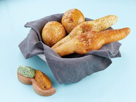 Хлебная корзинка с маслом - Фото