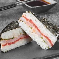Онигири с тунцом и креветкой Фото