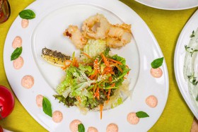 Салат с кальмаром темпура - Фото