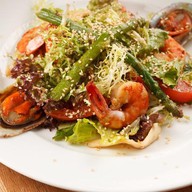Теплый салат с морепродуктами Фото