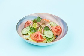Салат с языком ягненка и свежими овощами - Фото