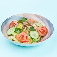 Салат с языком ягненка и свежими овощами Фото