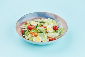 Салат из сезонных овощей с перепелиными - Фото