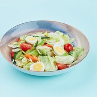 Салат из сезонных овощей с перепелиными Фото