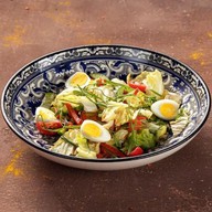 Салат из сезонных овощей с перепелиными Фото