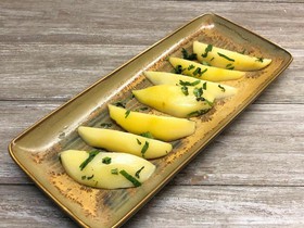 Отварной картофель с маслом и зеленью - Фото