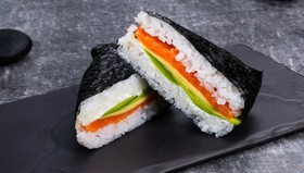 Онигири с лососем - Фото