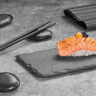 Опаленные суши с лососем Фото