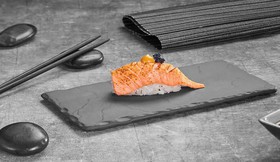 Опаленные суши с лососем - Фото
