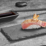 Опаленные суши и с тунцом Фото