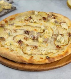 Пицца с грушей и горгонзоллой - Фото