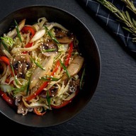 Удон с цыпленком и овощами Фото