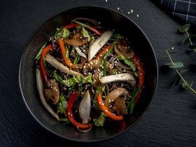 Лапша соба с цыпленком и овощами - Фото