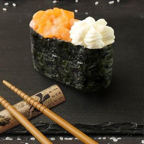 Суши с копченым лососем, сливочным сыром - Фото