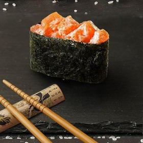 Острые суши с копченым лососем - Фото