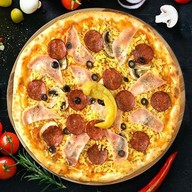 С пепперони и ветчиной Фото