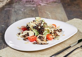 Салат с жареным куриным филе и грибами - Фото