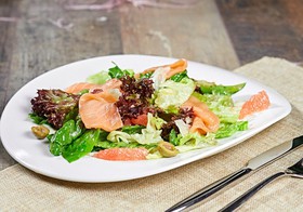 Салат микс с лососем и грейпфрутом - Фото